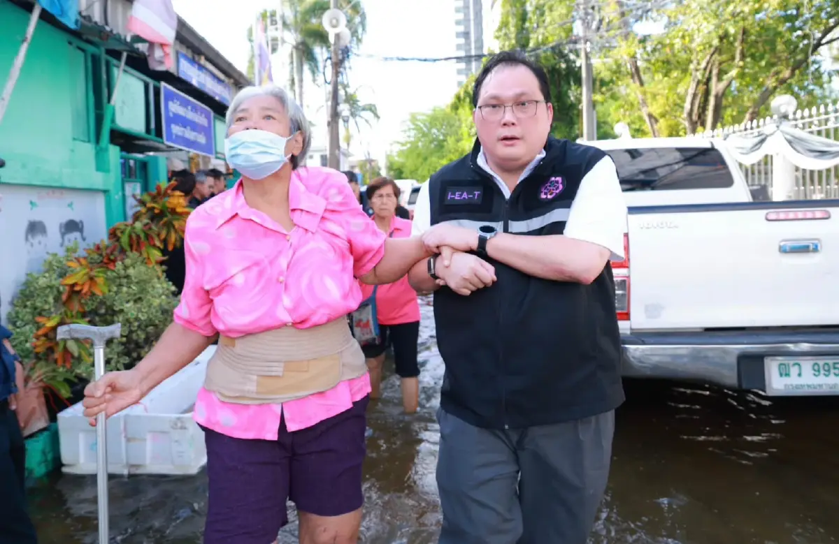กนอ. นำทัพผู้บริหารลงพื้นที่นิคมฯ บางชัน มอบถุงยังชีพช่วย 6 ชุมชนประสบภัยน้ำท่วม