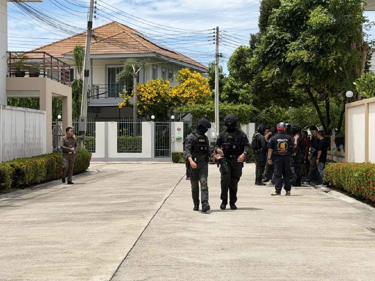 7 ชม. ยังปิดบ้านเงียบ ตร.คอมมานโดปิดล้อมกดดัน หมวดโอ๋ ตำรวจยิงครูเปิ้ล ให้มอบตัว