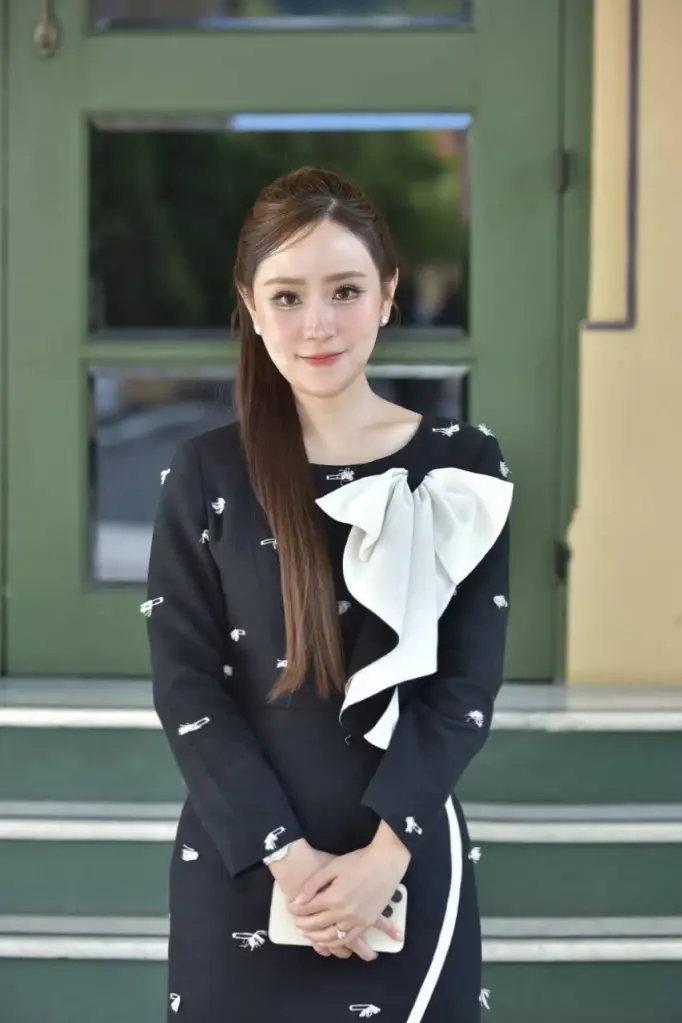 ร้อยเอกหญิง ภัทร์ดารัสมิ์ ทองสลวยกร รองโฆษกประจำสำนักนายกรัฐมนตรี