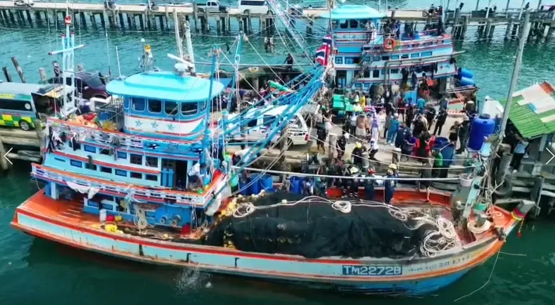 พายุถล่ม ซัดเรือประมงล่ม กลางทะเลสัตหีบ รอด 15 ดับ 1 สูญหาย 6 ชีวิต