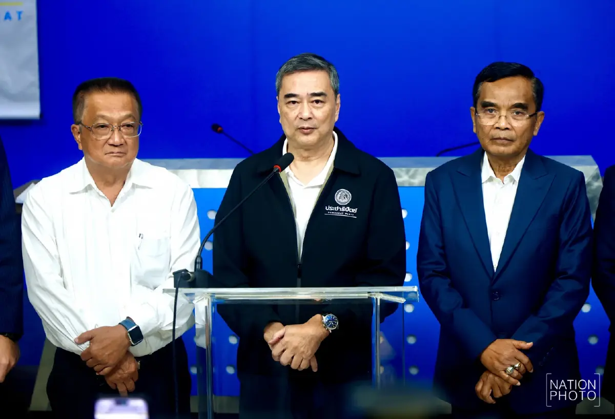 นายอภิสิทธิ์ เวชชาชีวะ หัวหน้าพรรคประชาธิปัตย์ 