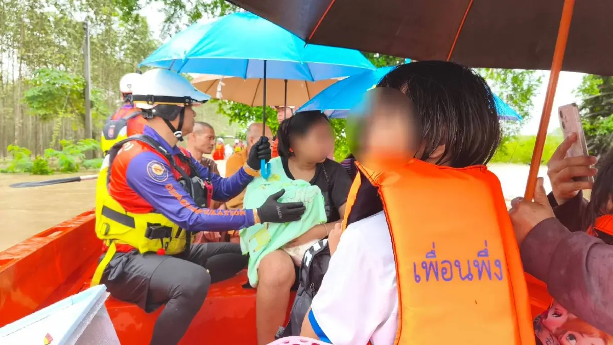 มูลนิธิอาสาเพื่อนพึ่ง (ภาฯ) ลุยช่วยน้ำท่วม "สระแก้ว" อพยพ "ผู้ป่วยติดเตียง-แจกอาหาร"