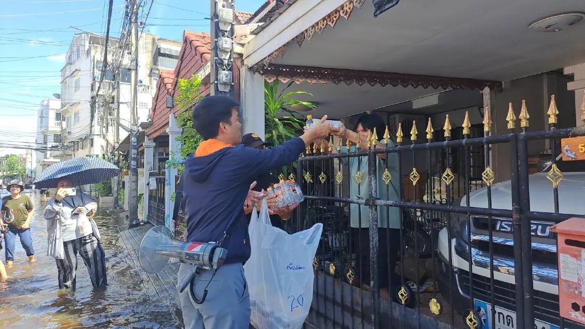 "เท้ง ณัฐพงษ์" ลุย "น้ำท่วมนนทบุรี" ชื่นชมเทศบาลเยียวยาไว วันเดียวเงินเข้าบัญชี พร้อมแจกข้าว 400 ชุด