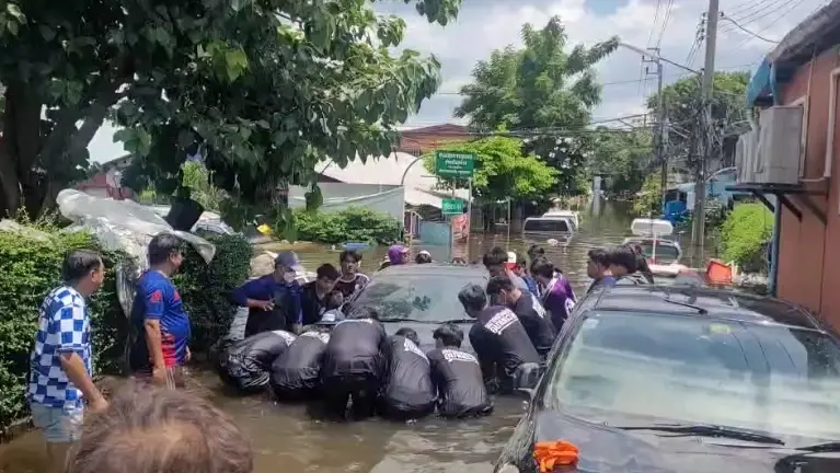 ศิษย์เก่า – น.ศ.อุเทนถวาย ระดมช่วยยกรถกีดขวาง ลาดพร้าว 101 แยก 40 เปิดทางเครื่องสูบน้ำ