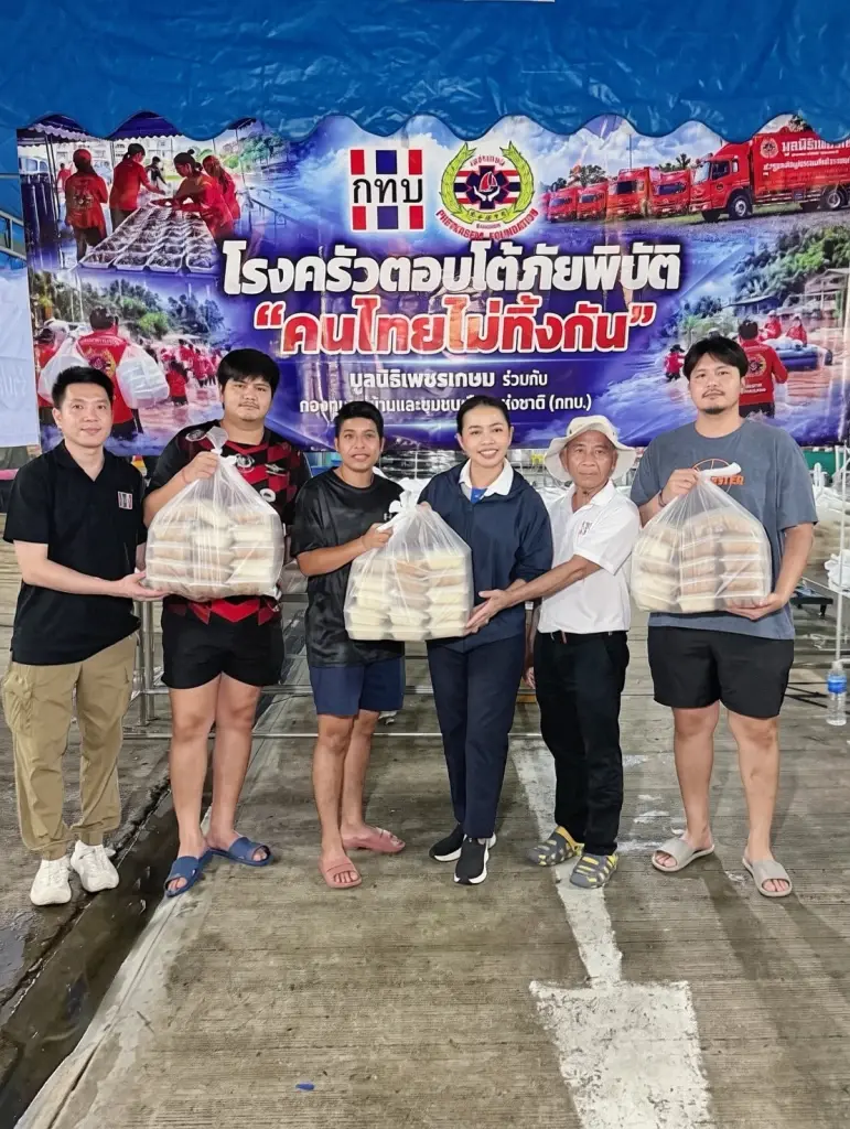 รมต.สำนักนายกฯ เปิดโรงครัวแจกอาหาร-น้ำดื่ม 20,000 ชุด/วัน