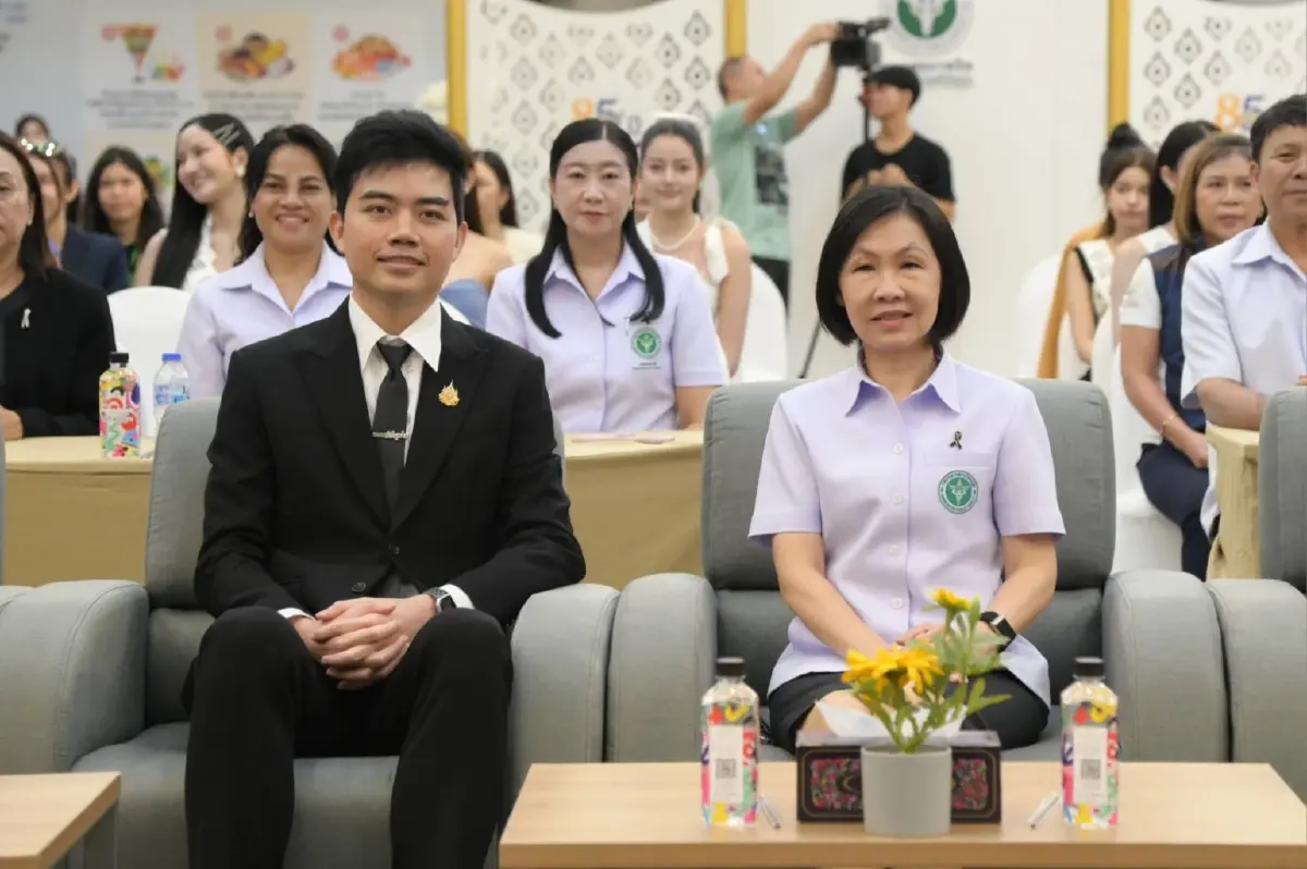 นายอาทิตย์ หมีทอง เลขานุการรัฐมนตรีว่าการกระทรวงสาธารณสุข และ แพทย์หญิงอัมพร เบญจพลพิทักษ์ อธิบดีกรมอนามัย 