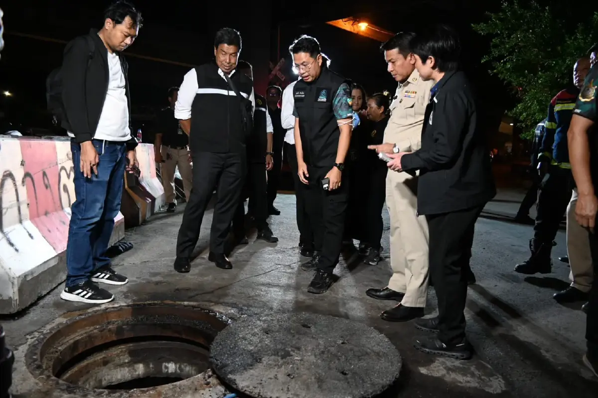 กทม. ระงับเหตุ! น้ำมันรั่วซึมท่อระบายน้ำ "ถนนพระราม 3"