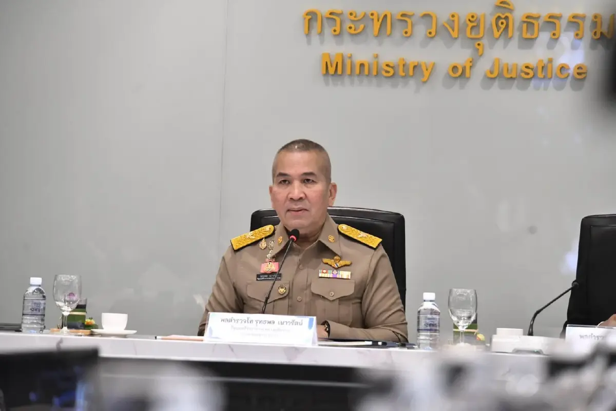 พล.ต.ท.รุทธพล เนาวรัตน์ รัฐมนตรีว่าการกระทรวงยุติธรรม 