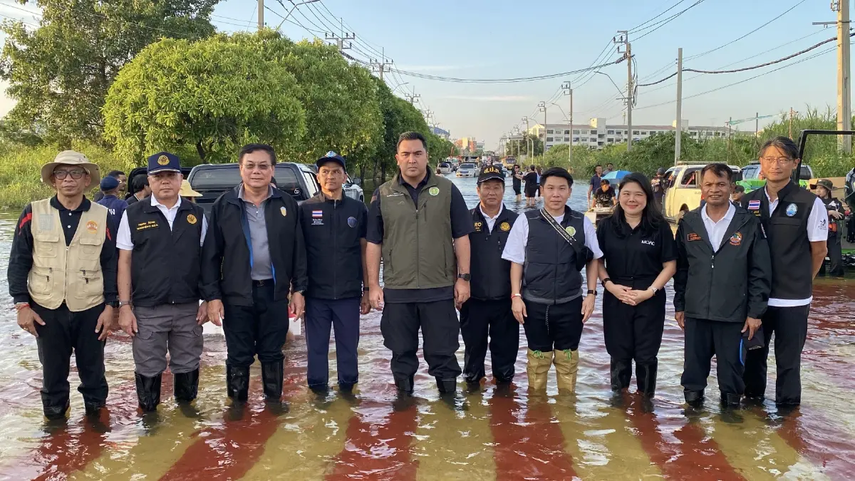 นั่งเรือฝ่าวิกฤต! "วัชระพล" ลงพื้นที่เคหะร่มเกล้า ลุยน้ำแจกอาหารและนมกล่อง 18,000 กล่องถึงมือชาวบ้าน