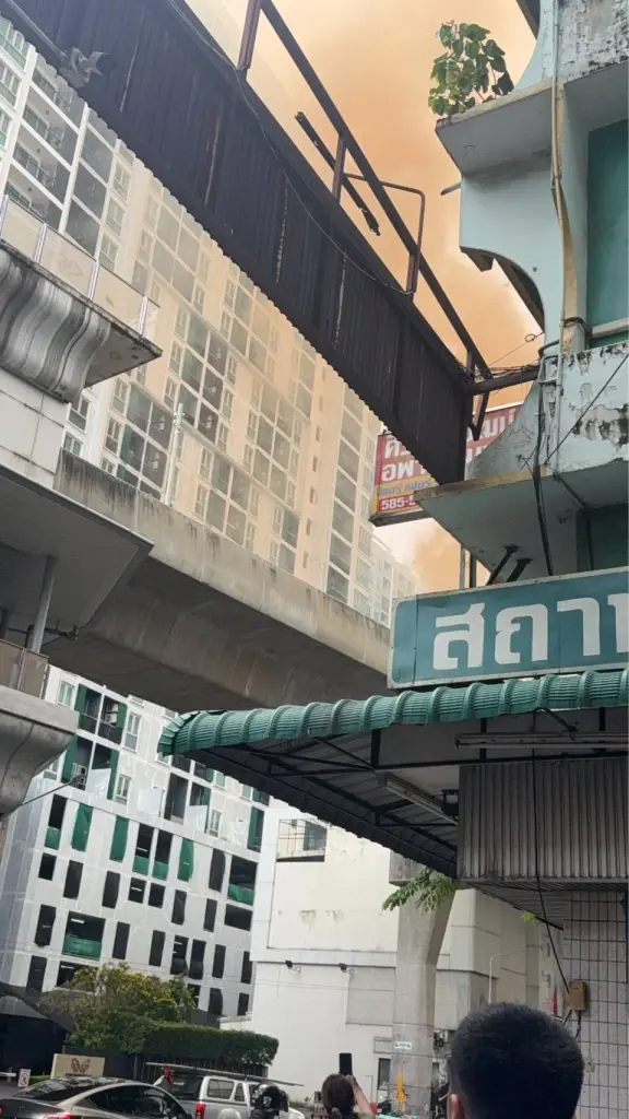 ระทึก! "ไฟช็อตรางรถไฟฟ้าเตาปูน" เพลิงลุกท่วม กู้ภัยลุยคุมเพลิง-สั่งปิดสถานีชั่วคราว