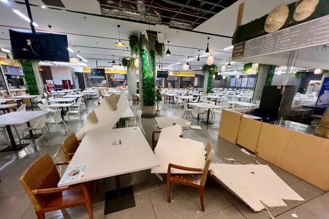 งามหน้าซ้ำซาก!! ฝ้าเพดาน "โรงอาหารรัฐสภา" ชั้น B2 ถล่มทับโต๊ะเก้าอี้พังยับ โชคดีเป็นวันหยุดไม่มีคนเจ็บ