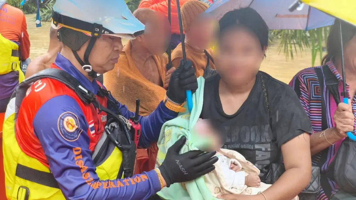 มูลนิธิอาสาเพื่อนพึ่ง (ภาฯ) ลุยช่วยน้ำท่วม "สระแก้ว" อพยพ "ผู้ป่วยติดเตียง-แจกอาหาร"
