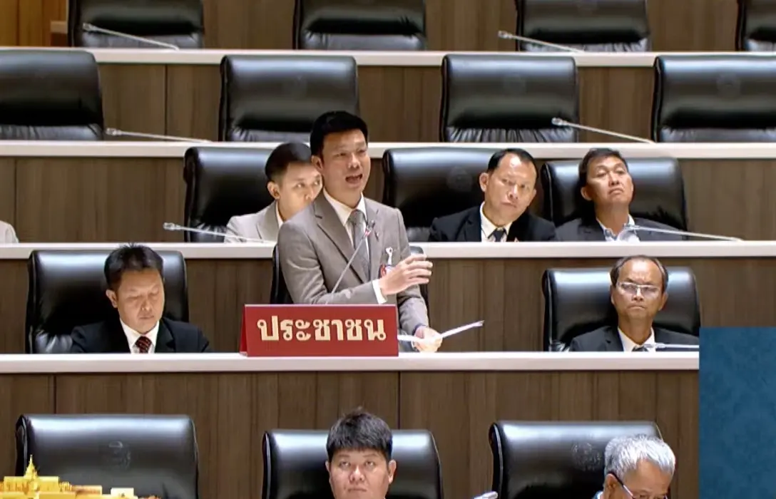 นายณัฐพงษ์ เรืองปัญญาวุฒิ หัวหน้าพรรคประชาชน ในฐานะผู้นำฝ่ายค้านในสภาผู้แทนราษฎร