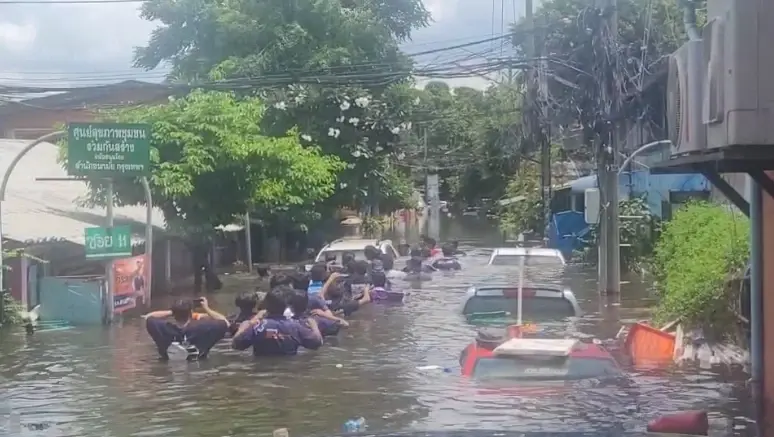 ศิษย์เก่า – น.ศ.อุเทนถวาย ระดมช่วยยกรถกีดขวาง ลาดพร้าว 101 แยก 40 เปิดทางเครื่องสูบน้ำ