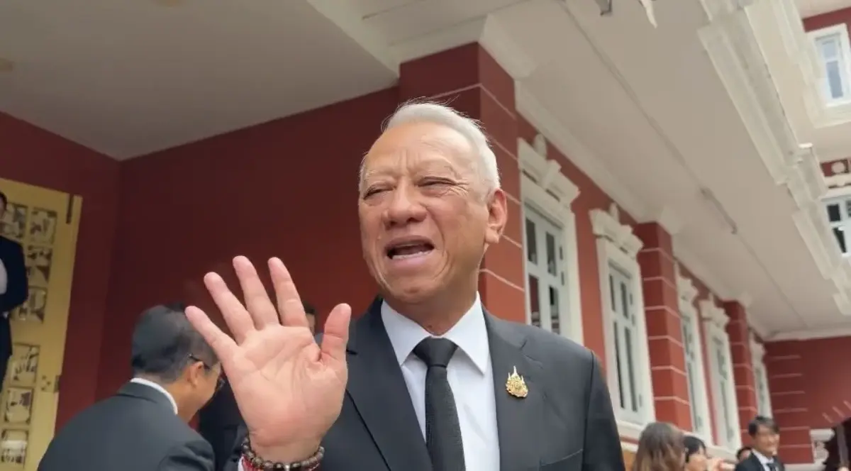 นายพิพัฒน์ รัชกิจประการ รองนายกรัฐมนตรีและรัฐมนตรีว่าการกระทรวงคมนาคม 