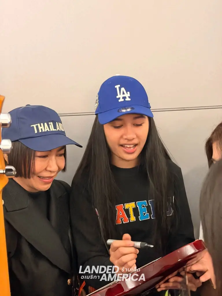 ถึงอเมริกาแล้ว! "เนเน่ รอยัล" พร้อมลุยรอบชิง AGT 2026 แฟนคลับแห่รับอบอุ่น เผยฝึกหนัก ตั้งเป้าคว้าแชมป์