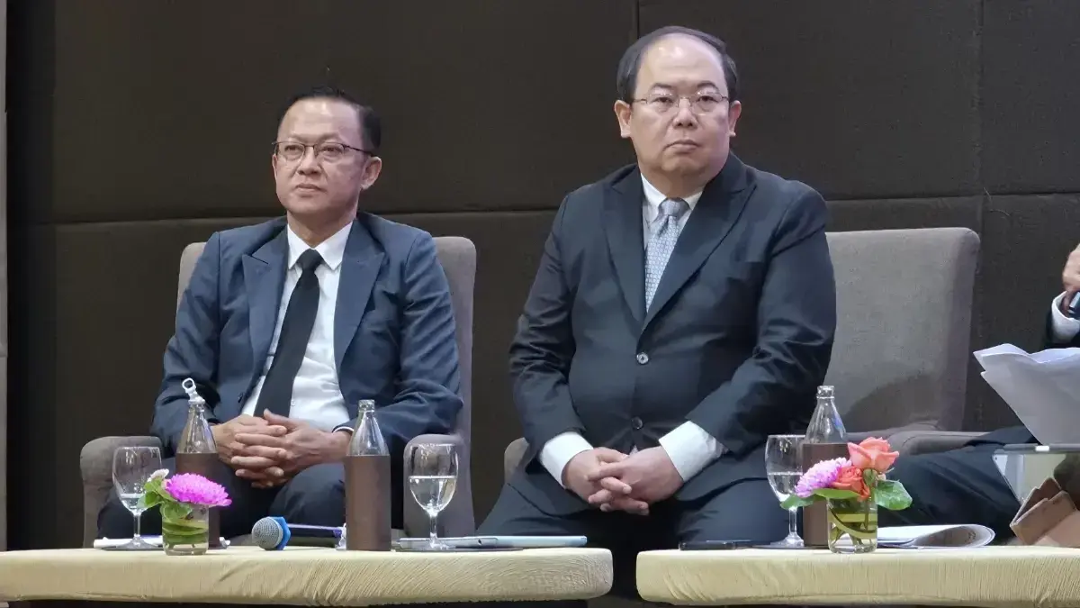 ว่าที่ร้อยตรีภาสกร สิริภคยาพร รองเลขาธิการคณะกรรมการการเลือกตั้ง (คนซ้าย) 
