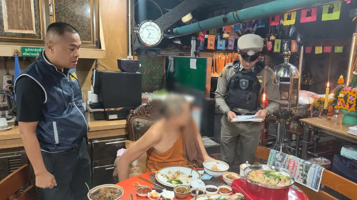 ช็อกวงการผ้าเหลือง! กองปราบรวบ "หลวงพ่ออติโชติ" เจ้าอาวาสวัดพุทไธศวรรย์ ยักยอกเงินวัด 92 ล้าน  โอนให้สีกาคนสนิท ซ้ำคาหนังคาเขาคากุฏิ(มีคลิป)