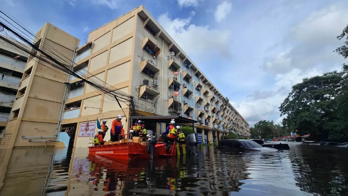 เพื่อนพึ่ง (ภาฯ) ผนึกกำลังจิตอาสา 904 ช่วยชาว "แฟลตคลองจั่น" ตั้งครัวฮาลาล ลุยน้ำท่วมสูง ส่ง "อาหาร-น้ำดื่ม–ถุงยังชีพ"