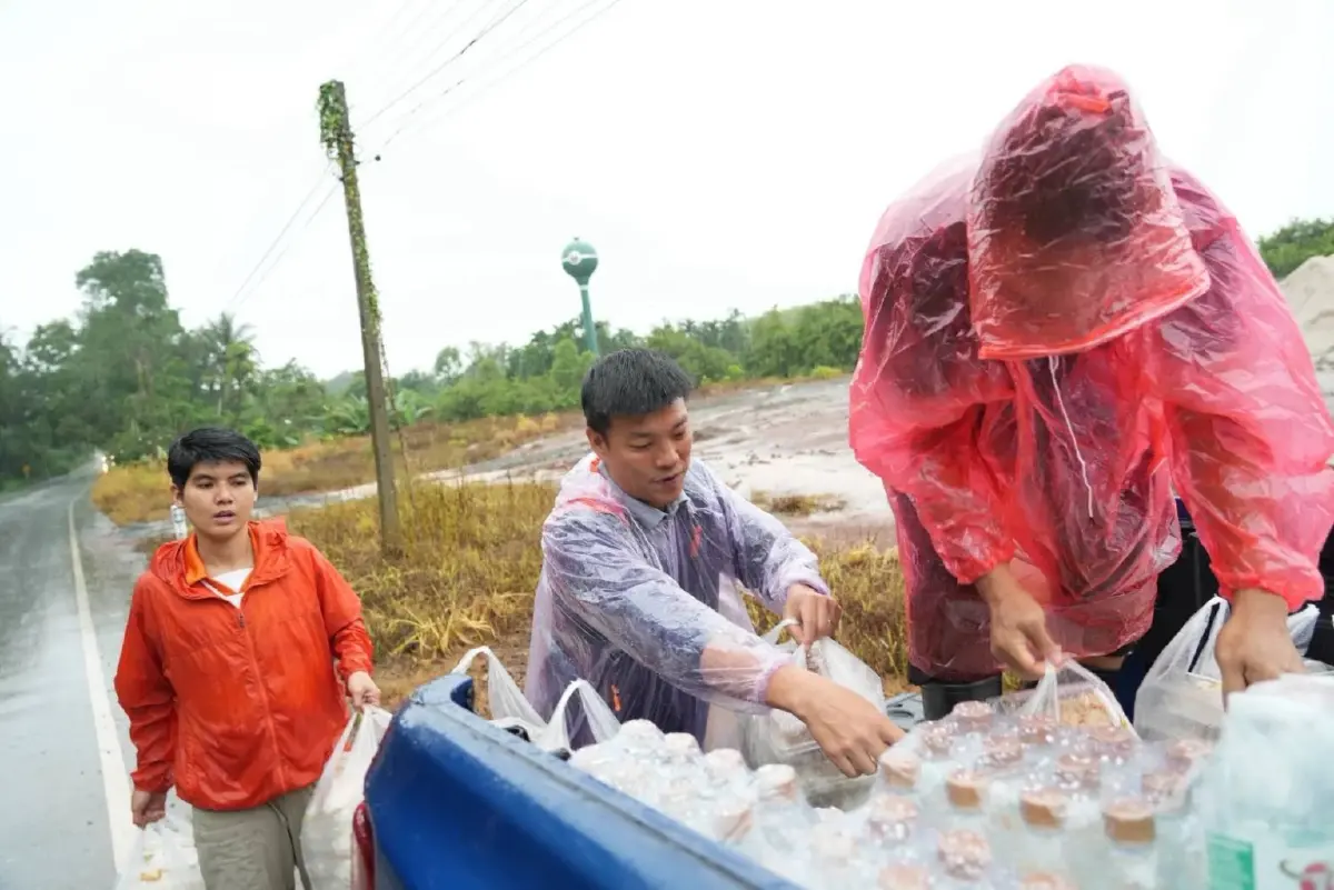 นายณัฐพงษ์ เรืองปัญญาวุฒิ หัวหน้าพรรคประชาชน 