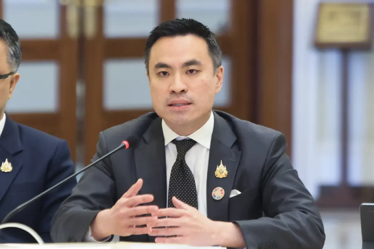 นายเอกนัฏ พร้อมพันธุ์ รัฐมนตรีว่าการกระทรวงพลังงาน