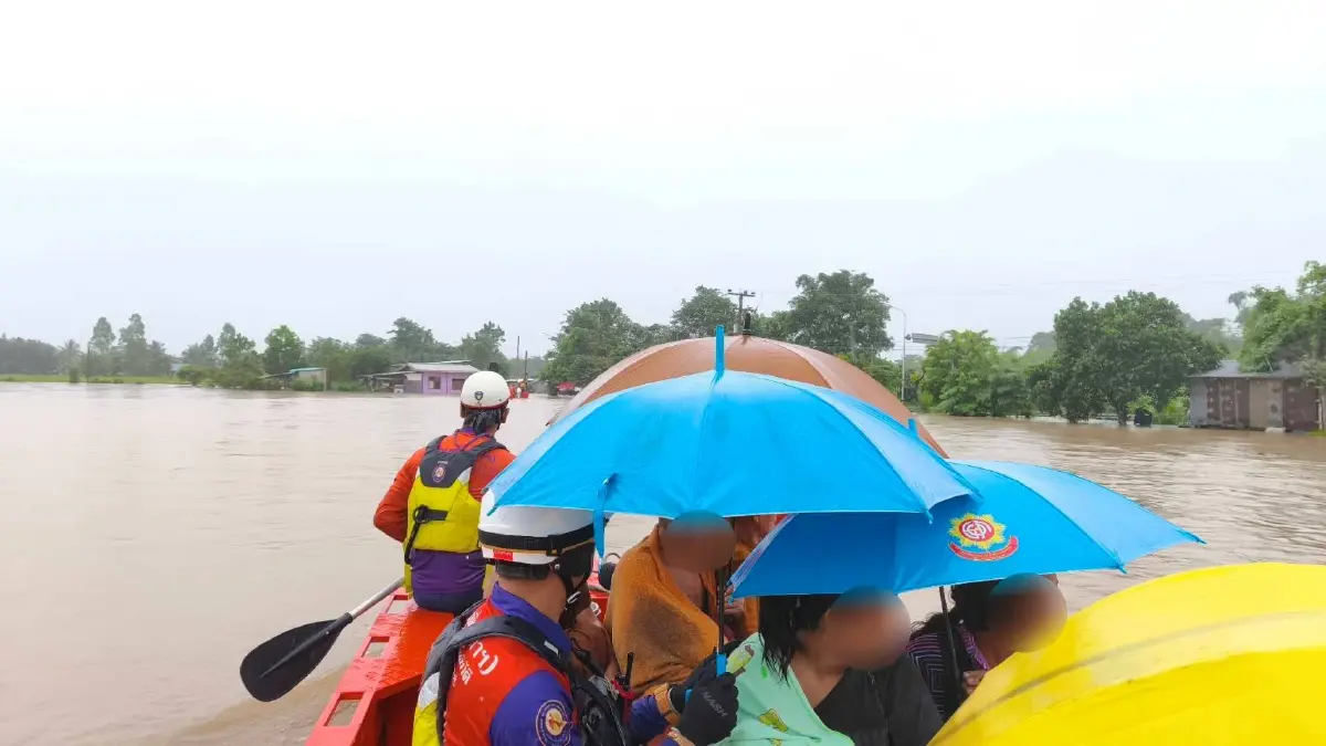 มูลนิธิอาสาเพื่อนพึ่ง (ภาฯ) ลุยช่วยน้ำท่วม "สระแก้ว" อพยพ "ผู้ป่วยติดเตียง-แจกอาหาร"