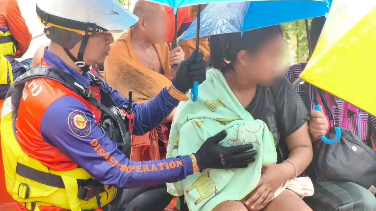มูลนิธิอาสาเพื่อนพึ่ง (ภาฯ) ลุยช่วยน้ำท่วม "สระแก้ว" อพยพ "ผู้ป่วยติดเตียง-แจกอาหาร"