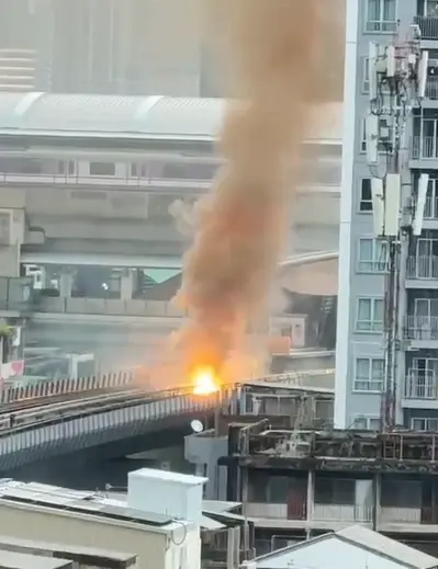 ระทึก! "ไฟช็อตรางรถไฟฟ้าเตาปูน" เพลิงลุกท่วม กู้ภัยลุยคุมเพลิง-สั่งปิดสถานีชั่วคราว