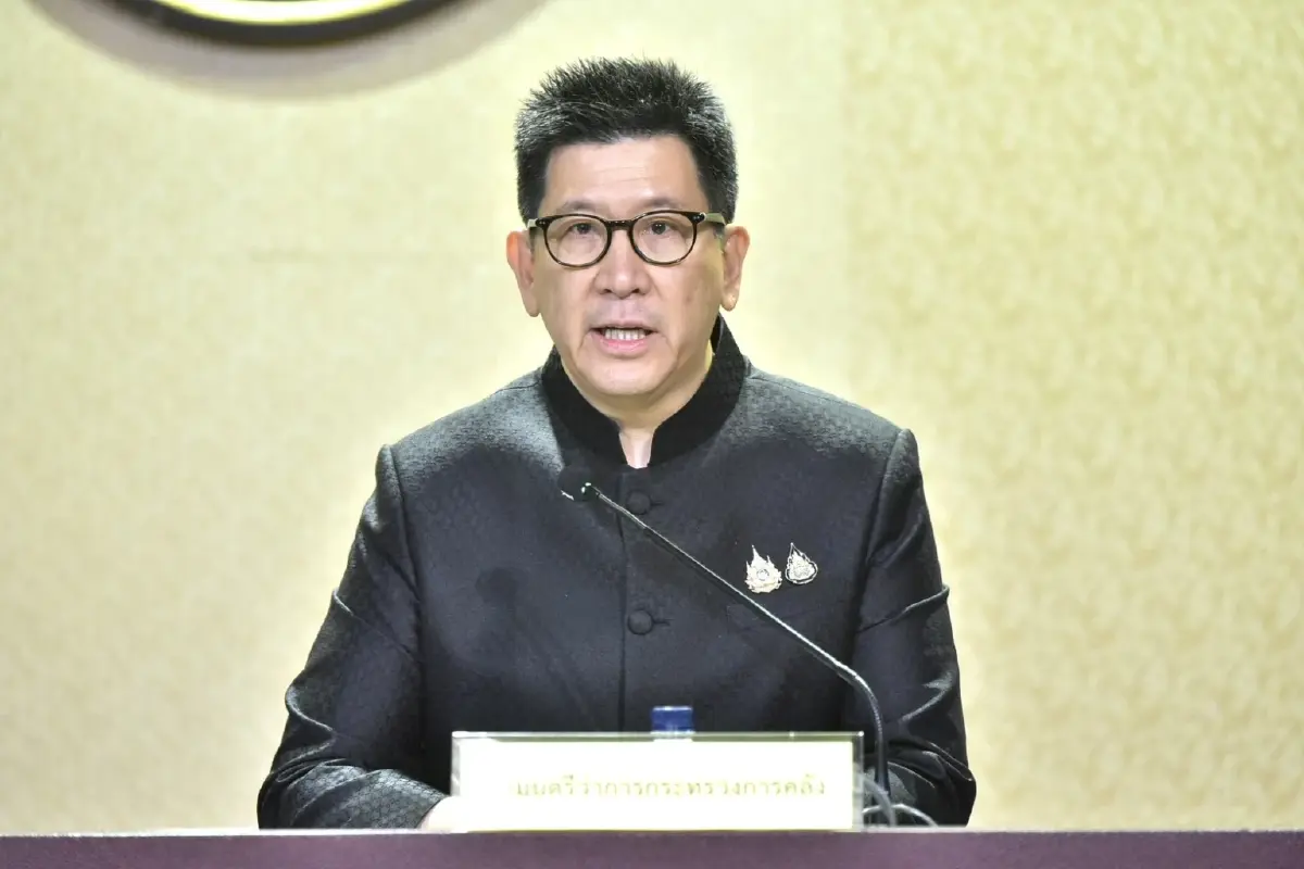 ดร.เอกนิติ นิติทัณฑ์ประภาศ รองนายกรัฐมนตรีและรัฐมนตรีว่าการกระทรวงการคลัง