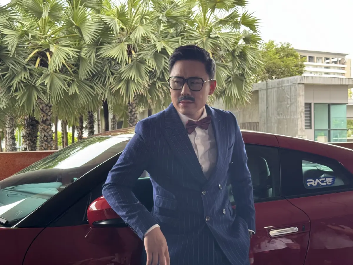 "ทนายตั้ม" จัดเต็มคอสเพลย์ "โคนัน" ขับสปอร์ตแดงบุกสภา ทวงโควตา "สลากผู้พิการ"