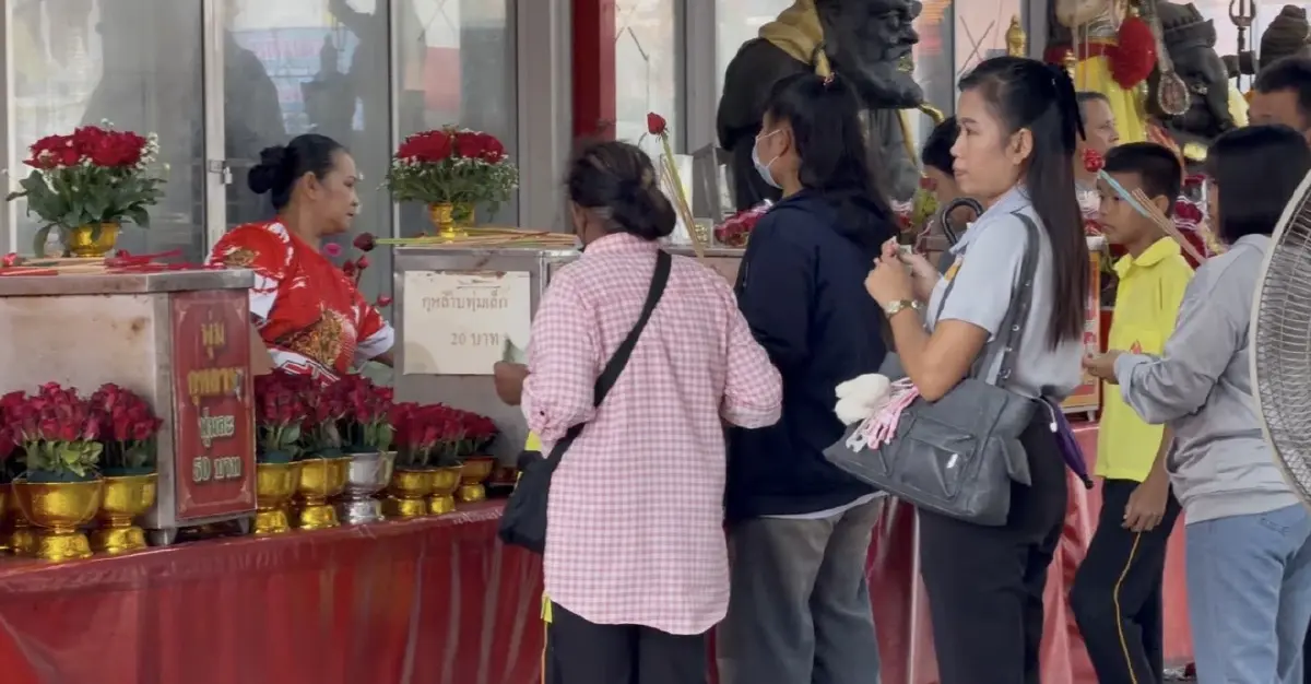 เพจดังเปิดดรามาใหม่สาดซ้ำวัดดังอัมพวา "ไวยาวัจกร-ศิษย์วัด" ออกโรงโต้