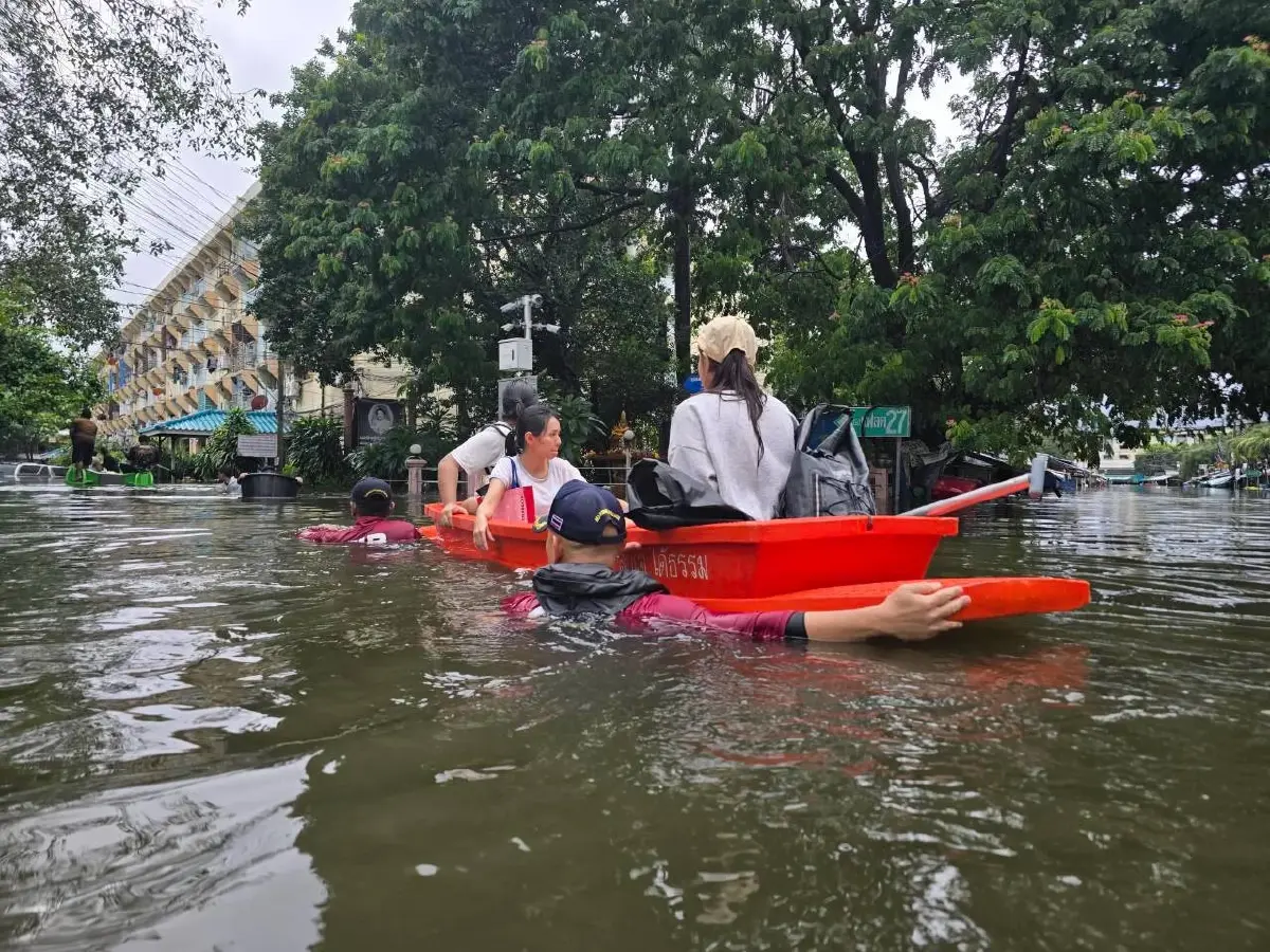 กลาโหม ช่วยขนย้ายสัมภาระตกค้างสุวรรณภูมิ – ส่งครัวสนามช่วยลาดกระบัง คลองจั่น