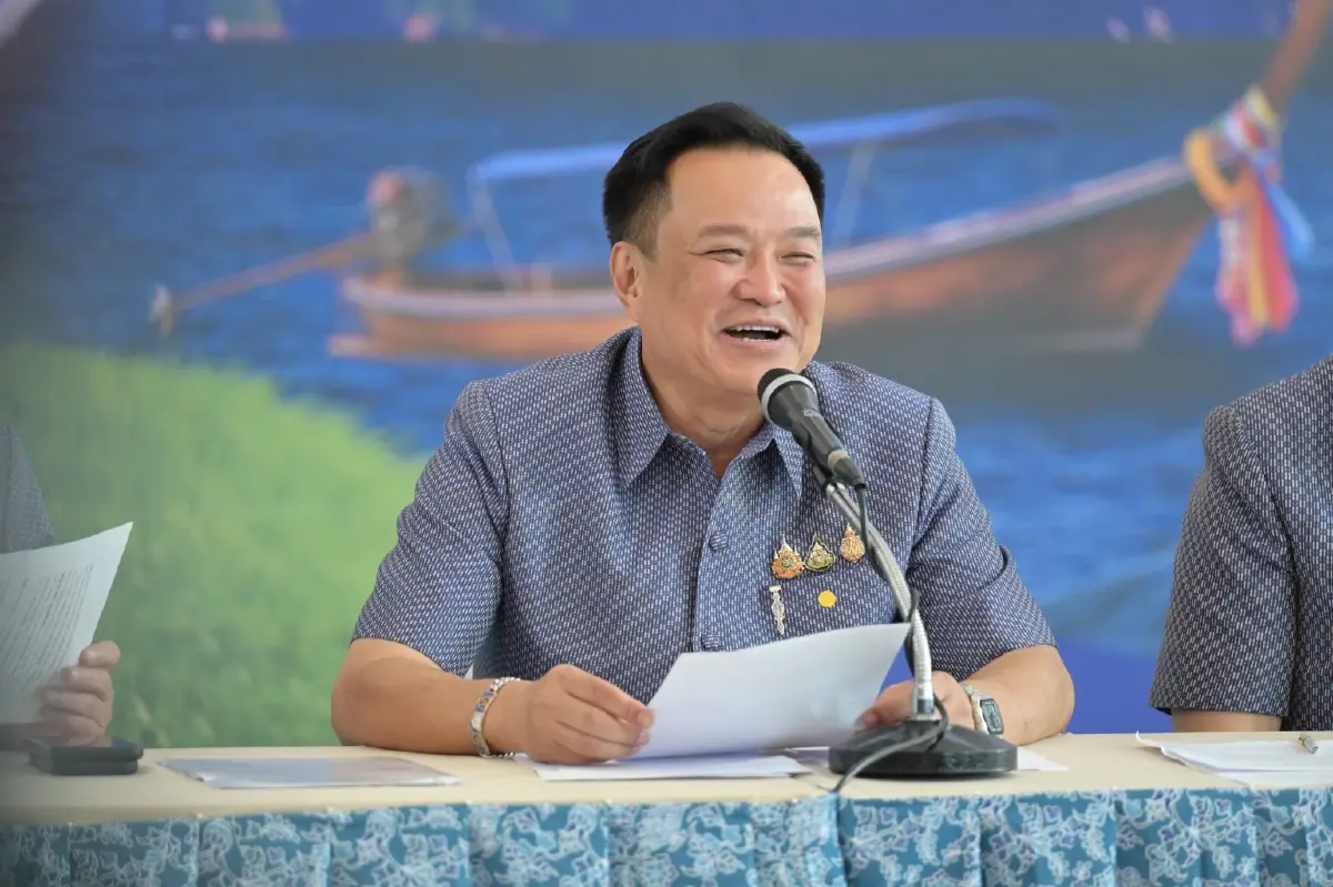 นายอนุทิน ชาญวีรกูล นายกรัฐมนตรีและรัฐมนตรีว่าการกระทรวงมหาดไทย