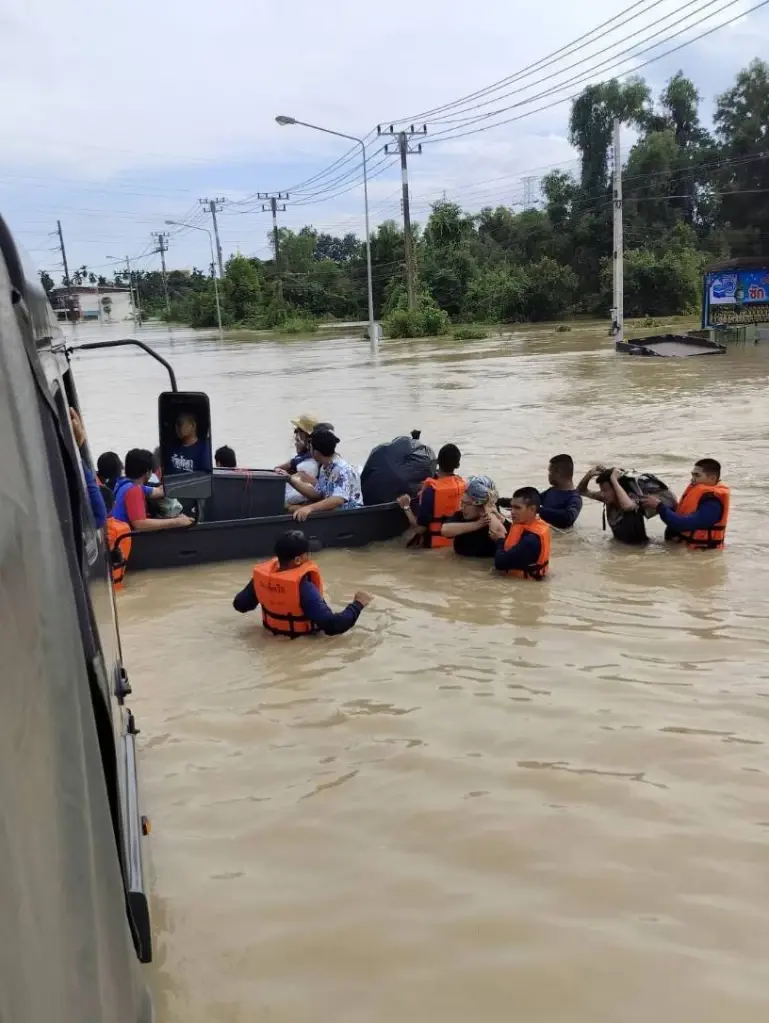 ทัพเรือช่วยผู้ประสบภัย อ.แกลง! เร่งอพยพชาวบ้านเข้าศูนย์พักพิง