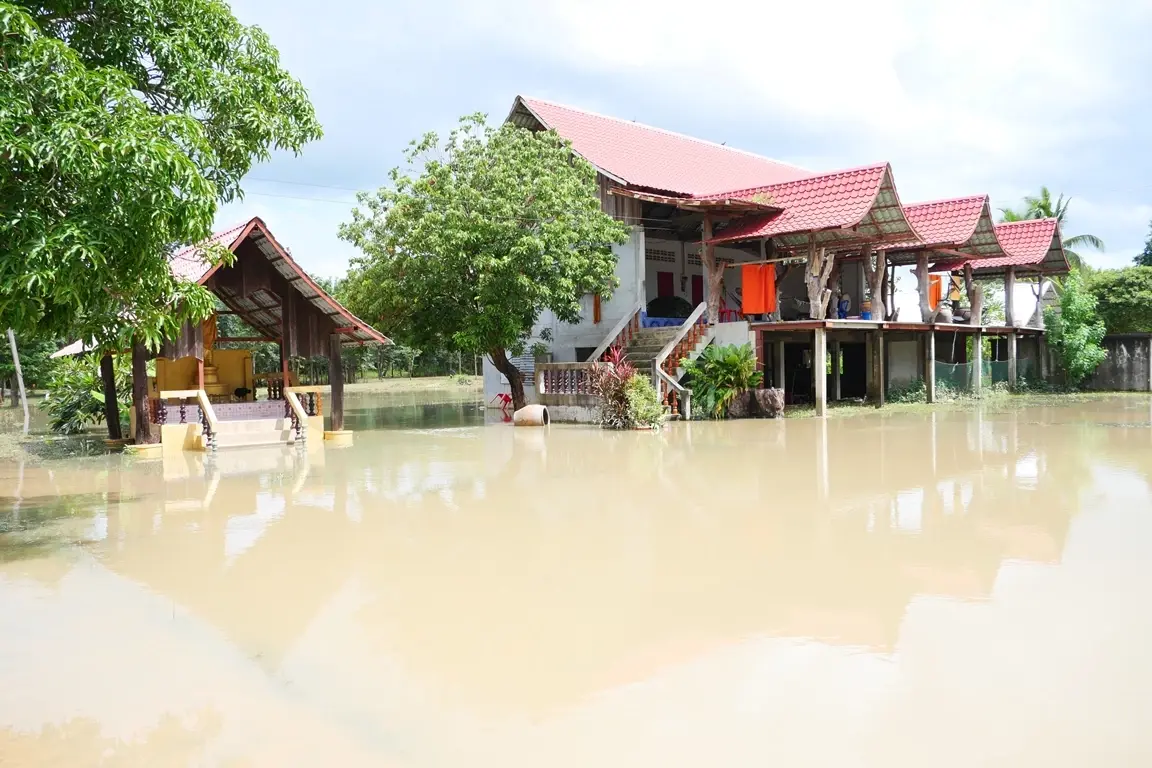 "บุรีรัมย์” ยังท่วม 4 อำเภอ! วัดถูกล้อม พระออกบิณฑบาตไม่ได้