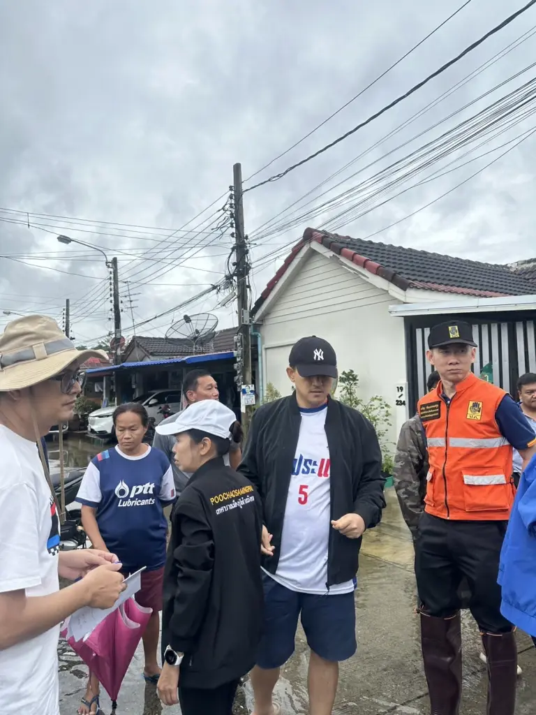 สส.ฐาปกรณ์ ลงพื้นที่พระประแดง เร่งช่วยชาวบ้านประสบภัยน้ำท่วม มอบกระสอบทราย–ยกของขึ้นที่สูง