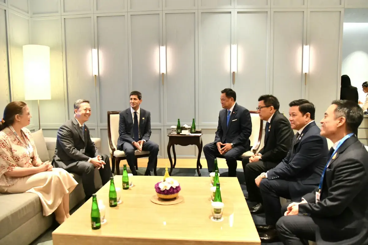 บรรยากาศชื่นมื่น! "อนุทิน" จับมือทักทาย "เควิน วอร์ช" ประธานเฟด กลางเวทีโลก
