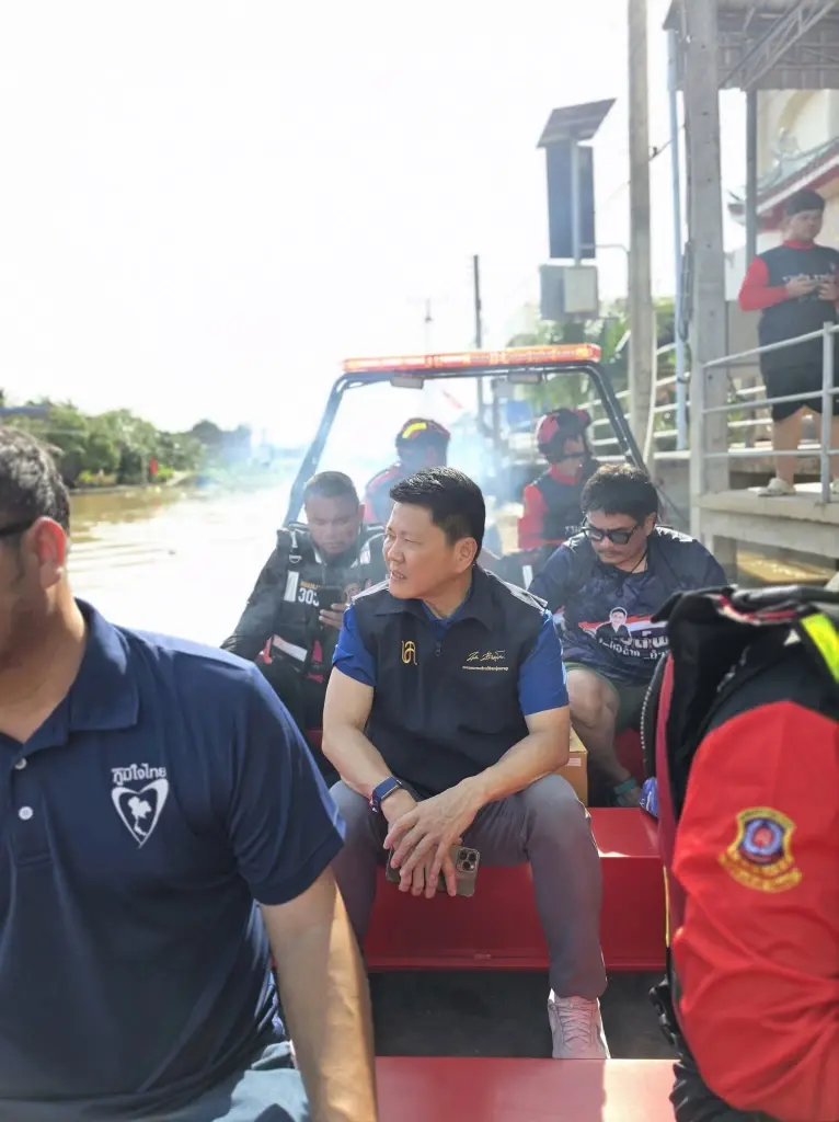 "บุญลือ" ระดมเรือหางยาว 3,000 ซีซี เร่งผันน้ำคลองดำเนินสะดวก หวังกู้วิกฤตน้ำท่วม ลุ้น 8 ต.ค.นี้ ฝนไม่ตกเพิ่ม สถานการณ์คลี่คลาย