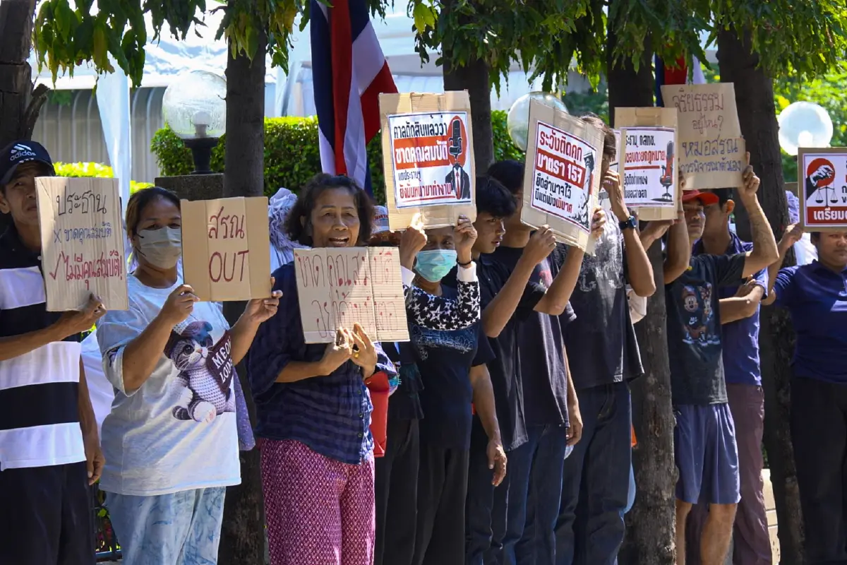 เดือดกลางงาน 15 ปี กสทช. “หมอสรณ-ไตรรัตน์” นำทำบุญวันสถาปนา เจอมวลชนบุกชูป้ายไล่พ้นกสทช. - “นพ.สรณ” ย้ำ เชิญประชุมแล้ว อุบนั่งหัวโต๊ะ ย้ำ ประชุม 2 วง ถูกต้องตามกฎหมายหรือไม่