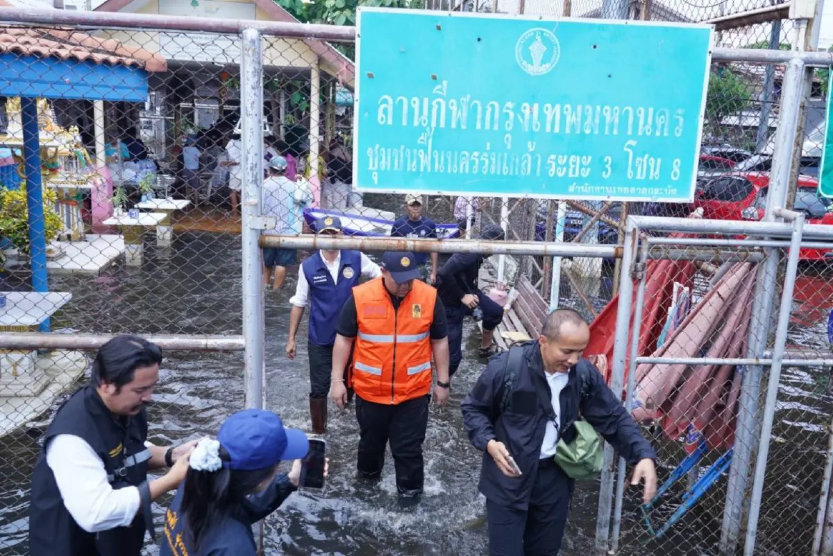 มท.2 พร้อมผู้ว่าการ MEA ลงพื้นที่ร่มเกล้า ร่วมบรรจุถุงบรรเทาทุกข์ ส่งอาหาร–น้ำดื่มช่วยผู้ประสบภัย