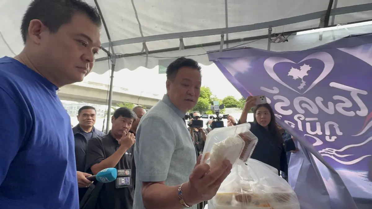 "อนุทิน" สวมบทพ่อครัวลุยตรวจโรงครัวภูมิใจไทย "ชิมไก่ทอด-ผัดกะเพรา" สั่งตักให้จุใจลั่นประชาชนต้องอิ่มท้อง!