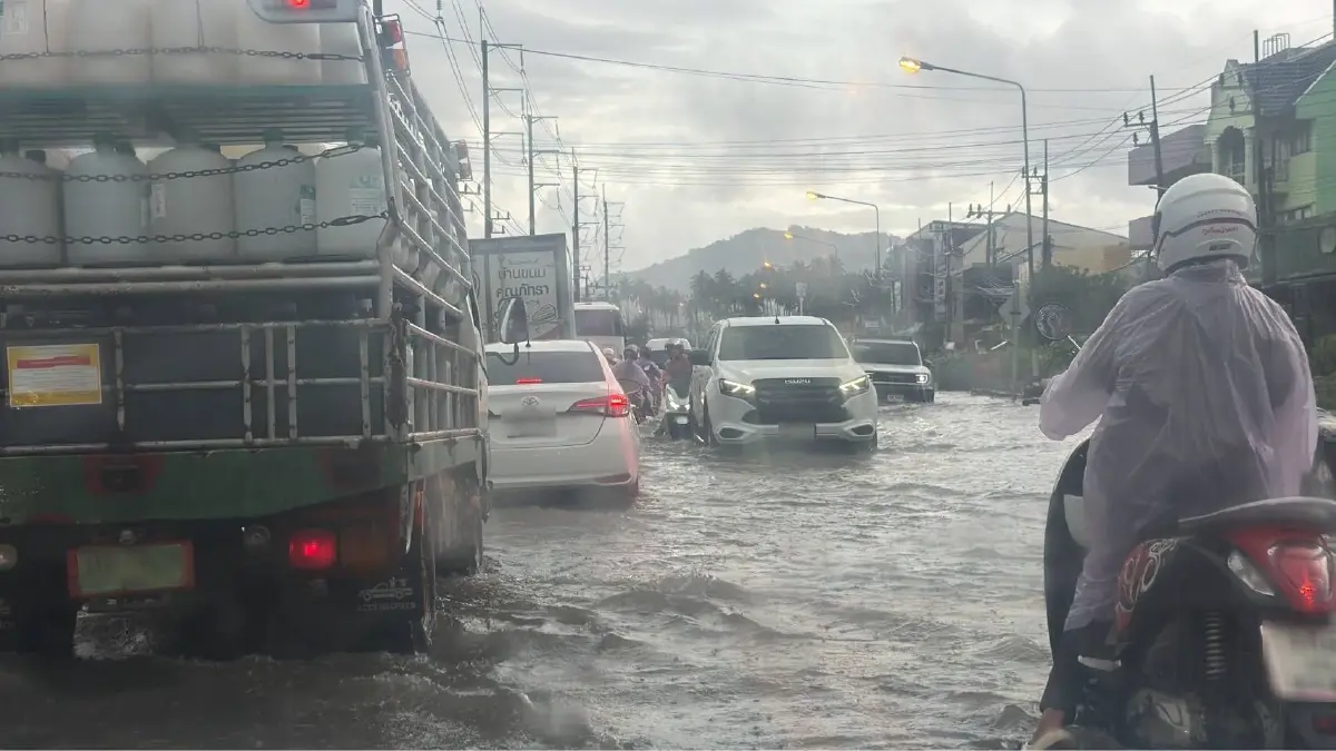 เปิดคลิปฝนถล่มภูเก็ต! น้ำท่วมขังหลายจุด รถเล็กผ่านไม่ได้ อุตุฯ เตือนอันดามันฝนตกหนักถึง 28 ต.ค.นี้