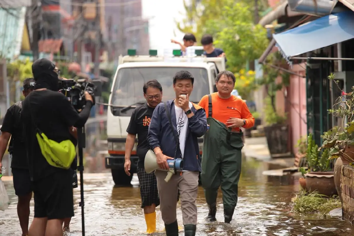 ประชาชนต้องรอนานแค่ไหน? "เท้ง" ลุยน้ำท่วม "รังสิต-ปทุมฯ" ซัดเครื่องสูบน้ำทำงานแค่ 60% ไร้เอกภาพ