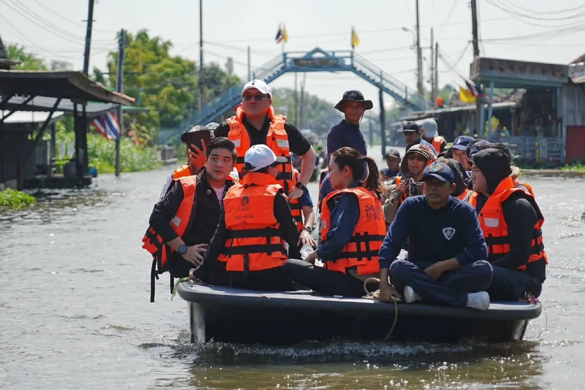 "จุลพันธ์" นำทีม "เพื่อไทย" ลงพื้นที่แจกถุงยังชีพ ช่วยผู้ประสบอุทกภัยน้ำท่วมแปดริ้ว