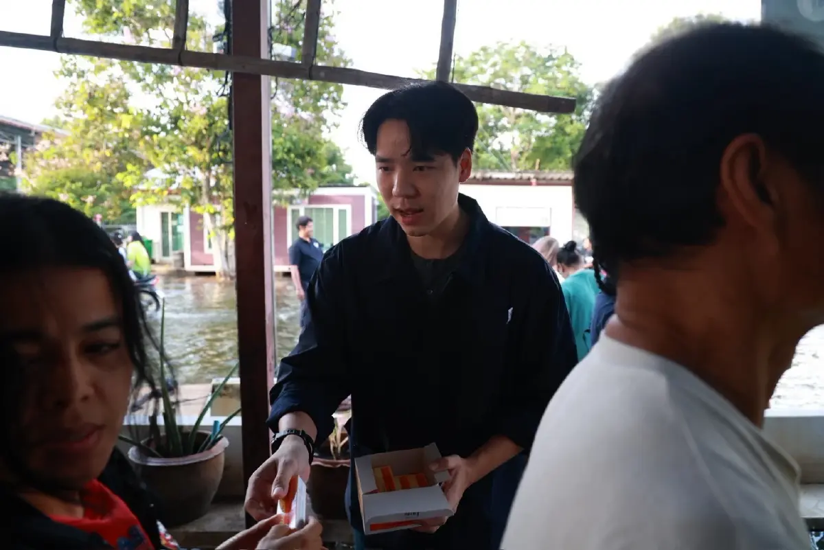 “สส.อีสาน” ลุยน้ำท่วมกรุงเทพฯ ส่งข้าวกล่องช่วยผู้ประสบภัย