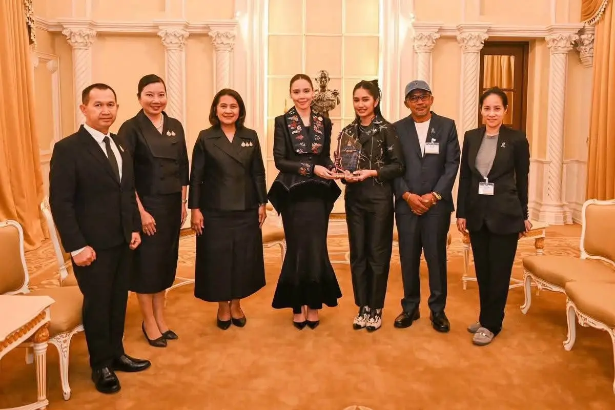 "ซาบีดา" มอบโล่ยกย่อง "เนเน่ รอยัล" ต้นแบบคนรุ่นใหม่ ชูเอกลักษณ์ไหว้-ผ้าไทยสู่เวทีโลก