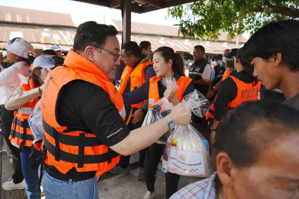 "จุลพันธ์" นำทีม "เพื่อไทย" ลงพื้นที่แจกถุงยังชีพ ช่วยผู้ประสบอุทกภัยน้ำท่วมแปดริ้ว