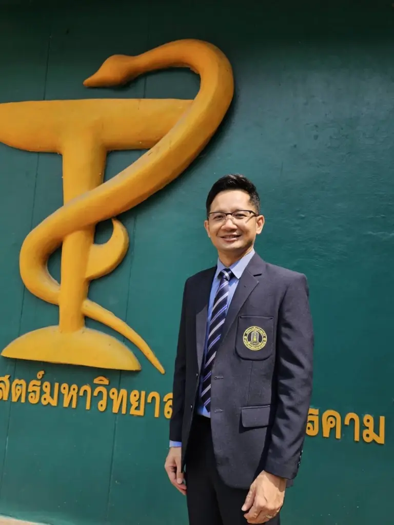 รศ.ดร.ภก.สุรศักดิ์ ไชยสงค์ หัวหน้าโครงการวิจัยนโยบายแอลกอฮอล์และการสร้างเสริมสุขภาพ (A-HPRU) หน่วยวิจัยเภสัชศาสตร์สังคม คณะเภสัชศาสตร์ มหาวิทยาลัยมหาสารคาม