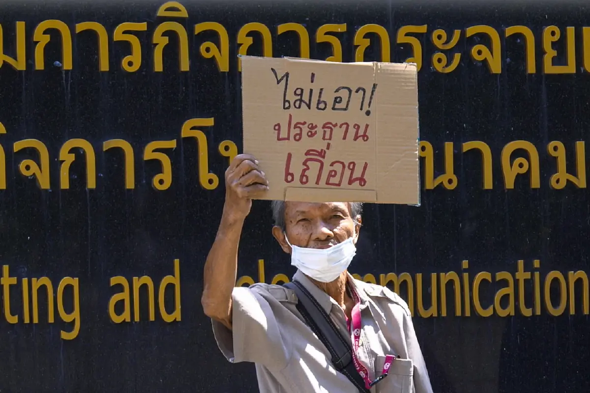 เดือดกลางงาน 15 ปี กสทช. “หมอสรณ-ไตรรัตน์” นำทำบุญวันสถาปนา เจอมวลชนบุกชูป้ายไล่พ้นกสทช. - “นพ.สรณ” ย้ำ เชิญประชุมแล้ว อุบนั่งหัวโต๊ะ ย้ำ ประชุม 2 วง ถูกต้องตามกฎหมายหรือไม่