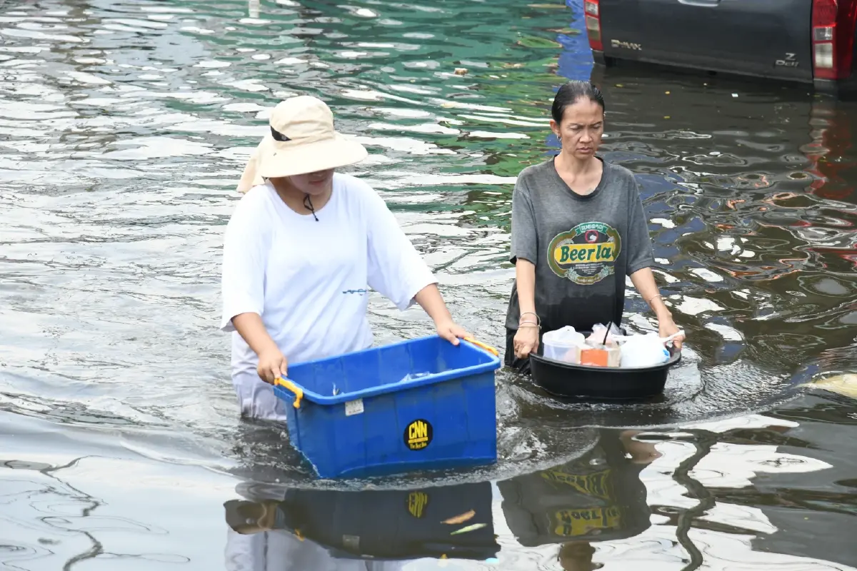 มท.2 พร้อมผู้ว่าการ MEA ลงพื้นที่ร่มเกล้า ร่วมบรรจุถุงบรรเทาทุกข์ ส่งอาหาร–น้ำดื่มช่วยผู้ประสบภัย